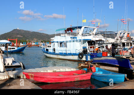 Thailandia Phuket Chalong barche per immersioni presso la Chalong pier Adrian Baker Foto Stock