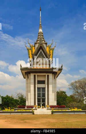 Stupa buddisti a Choeung Ek in corrispondenza dei campi di sterminio, Cambogia Foto Stock