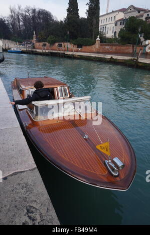 Taxi boat in Venezia in Italia pronta ad imbarcare passeggeri Foto Stock