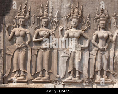 Apsara ballerini della pietra che intaglia tutti intorno sulla parete a Angkor Wat, SiemReap, Cambogia Foto Stock