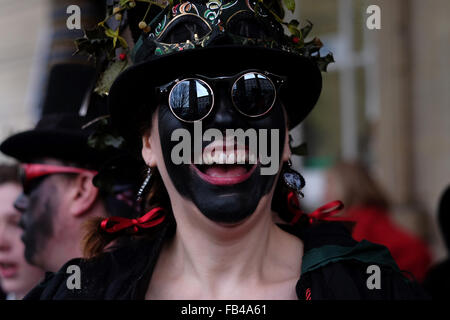 Stroud, Gloucestershire, UK. 09a gennaio 2016. Stroud Wassail e Mummers Internazionale Festival. Nella foto, un ballerino di morris indossando occhiali scuri, attende il loro turno per la danza. Credito: Gavin Crilly/Alamy Live News Foto Stock