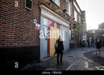 Buffalo Bar di Londra dopo la chiusura e intavolato. Uno dei molti Londra spettacoli musicali per chiudere nel 2015. Foto Stock