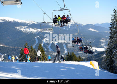 La funivia e sciatori sul pendio in Bukovel. È la più grande località sciistica in Ucraina Foto Stock