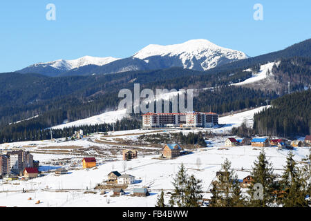 Il Radisson Hotel è sul pendio in Bukovel. È la più grande località sciistica in Ucraina Foto Stock