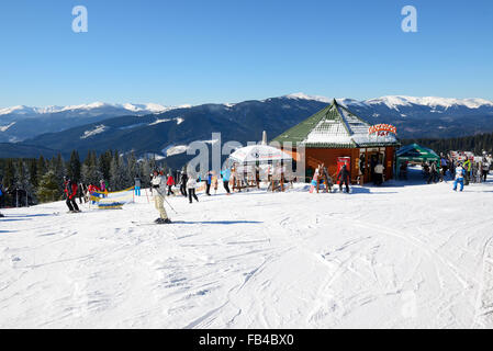 Gli sciatori e ristorante in Bukovel. È la più grande località sciistica in Ucraina Foto Stock