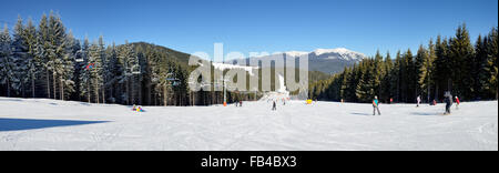 La funivia e sciatori sul pendio in Bukovel. È la più grande località sciistica in Ucraina. Foto Stock