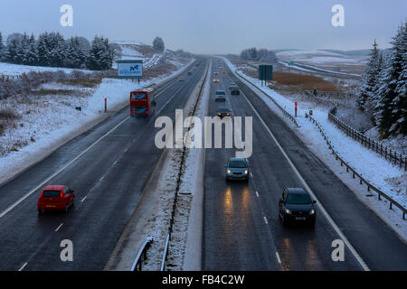 La Scozia, Regno Unito. 9 gennaio, 2016. La neve e le basse temperature hanno reso condizioni di viaggio difficile e pericoloso con il congelamento di superfici stradali e la minaccia di più neve. Nonostante gritting, le strade sono ghiacciate e richiedono attenzione durante la guida. Credito: Findlay/Alamy Live News Foto Stock