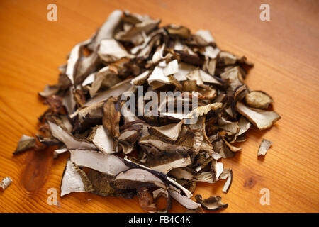 Funghi secchi su una tavola di legno Foto Stock