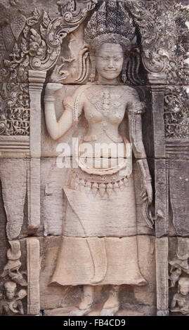 Apsara ballerini della pietra che intaglia tutti intorno sulla parete a Angkor Wat, Patrimonio Mondiale UNESCO SiemReap, Cambogia Foto Stock