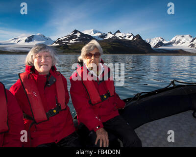 Atlantico del Sud, Sud Georgia e della baia di isles, femmina anziani turisti in nave da crociera gonfiabili barca della nervatura Foto Stock