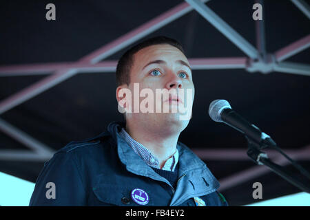 Londra, Regno Unito. 9 gennaio, 2016. Wes Streeting, manodopera MP per la Ilford Nord, indirizzi lo studente infermiere' rally contro la rimozione del NHS borsa di studio al di fuori di Downing Street. Credito: Mark Kerrison/Alamy Live News Foto Stock