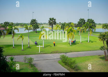 Ayuthaya, Tailandia - 27 Dicembre 2015 : persone la pratica del golf chipping Foto Stock