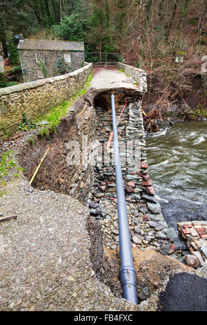 Sabato 5 dicembre 2015, Storm desmond si è schiantato nel Regno Unito, la produzione del Regno Unito più alto mai 24 ore totali di precipitazione a 341.4mm. Ha invaso molte città tra cui Keswick. Questo screenshot mostra Forge Lane bridge, un antico ponte di pietra, gravemente danneggiato dal fiume Greta nel diluvio. Foto Stock