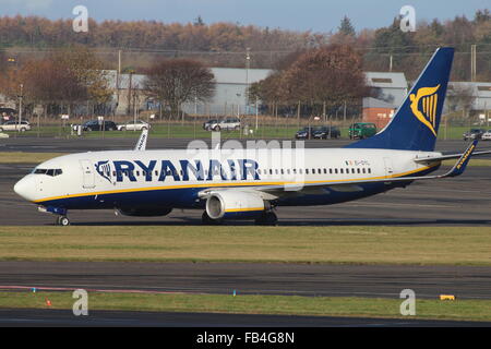 Ryanair EI-DYL siede a Prestwick durante un periodo temporaneo di stoccaggio invernale. Foto Stock