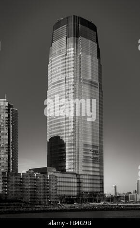 Goldman Sachs Tower in bianco e nero. L'architettura modernista grattacielo si trova in New Jersey City rivolto verso la parte inferiore di Manhattan Foto Stock