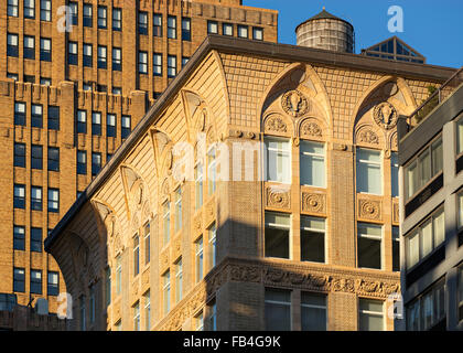 Ornamento di terracotta, teste cilindri, garland e archi gotici di na Chelsea loft costruzione a Manhattan, New York City. Foto Stock