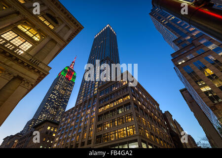 L'Empire State Building illuminato con luci di Natale al crepuscolo. Grattacieli sulla Quinta Avenue, Midtown Manhattan, New York. Foto Stock