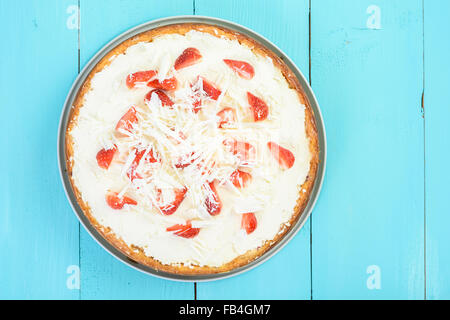 In casa Strawberry Cheesecake con il cioccolato bianco Foto Stock