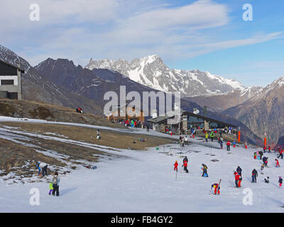 La Thuile Italia ski resort nel dicembre 2015 mostra l'estrema mancanza di neve in Europa per sport invernale in quel momento. Foto Stock