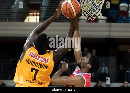 Londra, Regno Unito. 8 gennaio, 2016. London Lions battuto 50 vs 71 a Leicester piloti. London Lions Joe Ikhinmwin (7) colpi di un cestello. Credito: pmgimaging/Alamy Live News Foto Stock