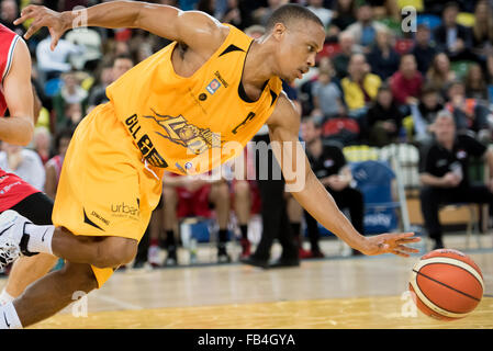 Londra, Regno Unito. 8 gennaio, 2016. London Lions battuto 50 vs 71 a Leicester piloti. London Lions Andre Lockhart (06) fa una pausa per il cestello. Credito: pmgimaging/Alamy Live News Foto Stock