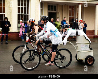 Llanwrtwd Wells, Powys, Regno Unito. 9 gennaio, 2016. "Gluteous Maximus' team in azione al mondo di Mountain Bike Chariot Racing Campionati 2016. Credito: Supated/Alamy Live News Foto Stock