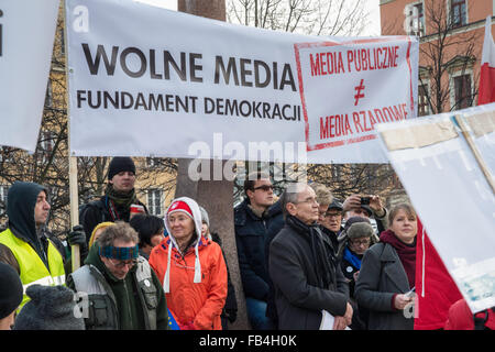 Wroclaw, Polonia. Il 9 gennaio, 2016. I sostenitori del comitato per la Difesa della Democrazia, con segni FREE MEDIA - Fondazione di democrazia e di mezzi di comunicazione pubblici non è governo MEDIA, protesta contro la nuova legge del governo che dà il pieno controllo dei media pubblici, a Wroclaw in Polonia. © Witold Skrypczak/Alamy vivere nuove Foto Stock