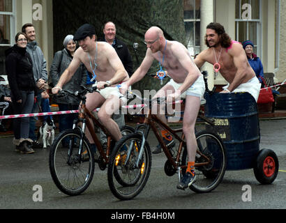 Llanwrtwd Wells, Powys, Regno Unito. 9 gennaio, 2016. "Sempre con un sorriso' team,operatori del mondo di Mountain Bike Chariot Racing Campionati 2016, Credit: Supated/Alamy Live News Foto Stock