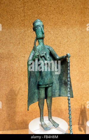 Statuetta di un guerriero di Dio o un eroe leggendario con quattro bracci e due schermi. 8-VII secolo a.c. da Teti, Sardegna Foto Stock