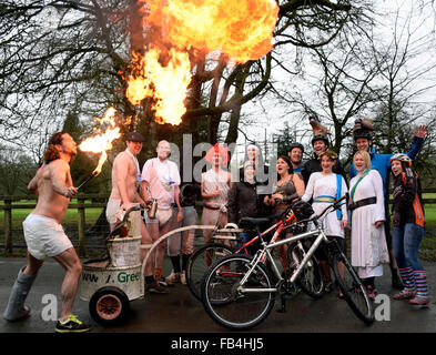 Llanwrtwd Wells, Powys, Regno Unito. 9 gennaio, 2016. Operatori del Mondo di Mountain Bike Chariot Racing Campionati 2016, compresi concorrente e mangiafuoco Joel Hicks. Credito: Supated/Alamy Live News Foto Stock