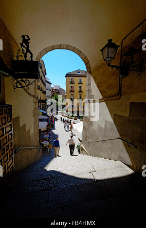 La passerella da Plaza Mayor di Calle Cuchilleros Madrid Spagna ES Foto Stock