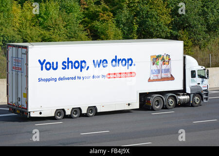 Vista laterale hgv supermercato negozio alimentare catena di approvvigionamento camion alimentari con rimorchio pubblicità Tesco home food delivery business guida autostrada UK Foto Stock