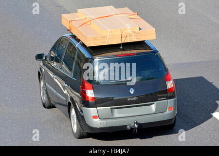 Caricato portabagagli per tetto su Renault Scenic guida auto lungo l'autostrada (oscurate targa) Foto Stock