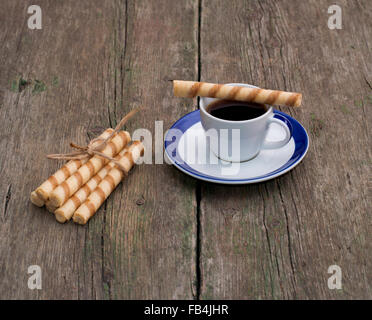 Il caffè e il collegamento di un tubolare di cookie, still life Foto Stock