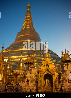 Shwedagon e i templi dorati Foto Stock