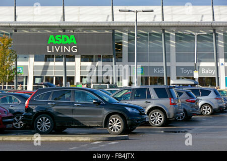 Parcheggio gratuito fuori la Asda Archivio vivente di Lakeside Retail Park Thurrock Essex England Regno Unito Foto Stock