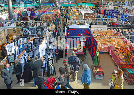Spitalfields Market vista dall'alto guardando verso il basso sulla shoppers intorno bancarelle del mercato coperto in Londra England Regno Unito Foto Stock