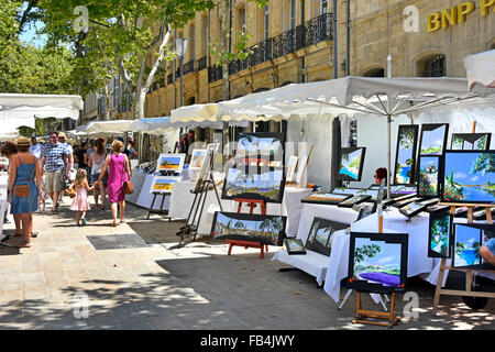 Aix en Provence Francia meridionale domenica street market sul Cours Mirabeau boulevard su molto caldo luglio giorno Foto Stock