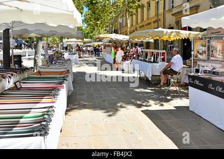 Aix en Provence Francia meridionale domenica street market sul Cours Mirabeau boulevard su molto caldo luglio giorno Foto Stock