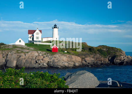 Cape Neddick faro, noto anche come Nubble luce, è una popolare attrazione su di una tranquilla giornata estiva. Si trova a poche centinaia di metri dal mainlan. Foto Stock