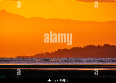 Alba sulle montagne costiere e la Ballena Light house visto dall isola di Vancouver, British Columbia, Canada Foto Stock