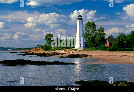 Sole illumina la torre di cinque miglia di Point lighthouse all'interno di Lighthouse Point Park, nel Connecticut, durante la bassa marea in un inizio serata d'estate. Foto Stock