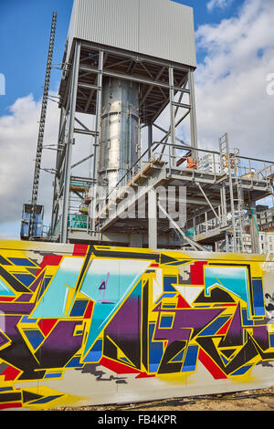 Costruzione dell'i360 in Brighton con graffiti in primo piano Foto Stock