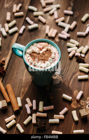 Cacao caldo con marshmallow a forma di cuore sul tavolo di legno Foto Stock