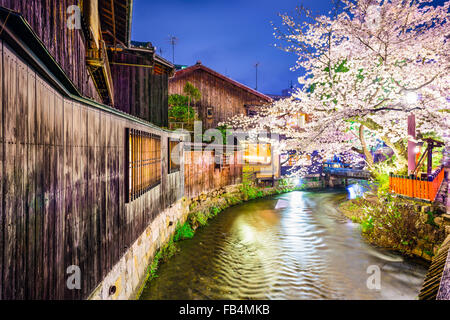 Kyoto, Giappone presso il Fiume Shirakawa nel quartiere di Gion durante la primavera cherry blosson stagione. Foto Stock