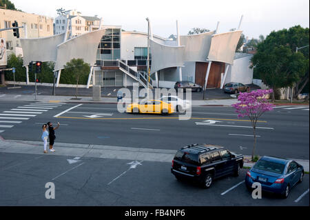 Accoppiare la messa in pausa per un selfie su Sunset Boulevard a Los Angeles in California Foto Stock