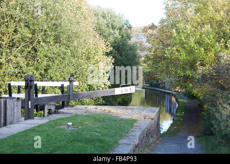 Regno Unito, West Yorkshire, blocco 40E su The Huddersfield stretto canale. Foto Stock