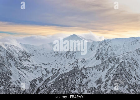 Il Cloud e sun in Kasprowy Wierch di Zakopane in Tatra in inverno. Zakopane è una città della Polonia nei Monti Tatra. Kasprowy Wierch è una montagna a Zakopane e è il più popolare area sciistica in Polonia Foto Stock