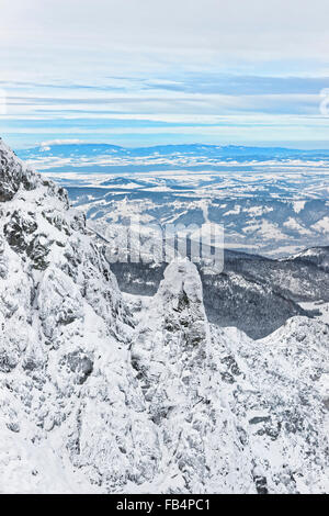 Vista panoramica dalla Kasprowy Wierch a Zakopane dei monti Tatra in inverno. Zakopane è una città della Polonia in Tatra. Kasprowy Wierch è un supporto a Zakopane e il più popolare area sciistica in Polonia Foto Stock