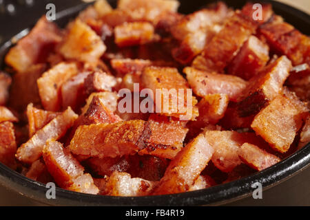 Tazza di trito di pancetta cotta Foto Stock